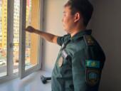 В столице проходит важная акция по профилактике выпадения детей из окон
