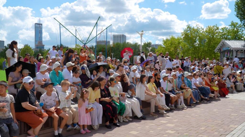 Участники Фестиваля городских перформансов представили свои постановки в столичном парке «Жетісу»