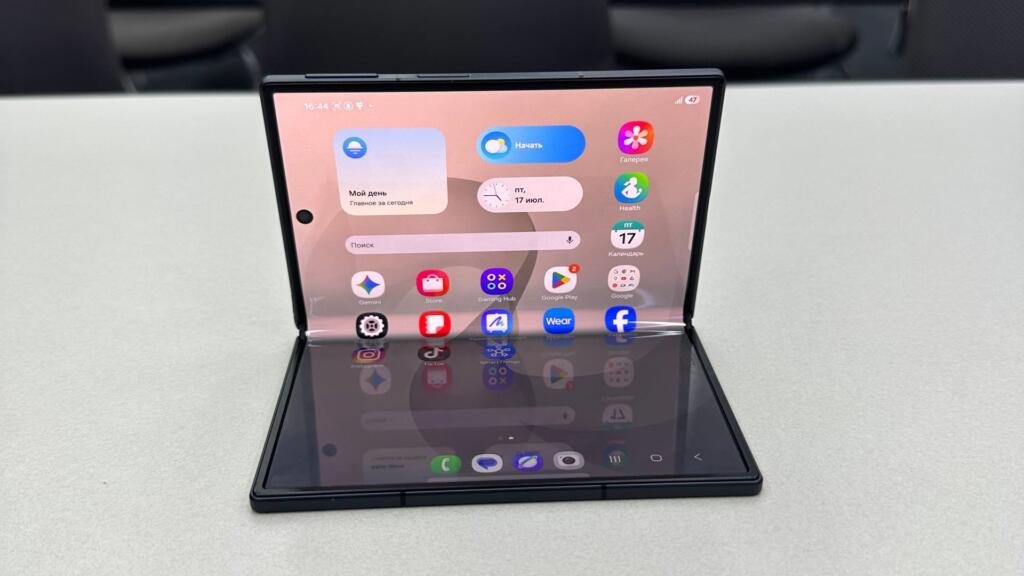 Samsung снова сделал необычный смартфон. И это выглядит действительно практично 