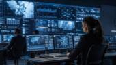 Специалисты анализируют информационные потоки и проверяют достоверность сообщений в современном аналитическом центре