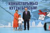 Бейбит Исабаев вручил ключи от нового жилья 51 семье
