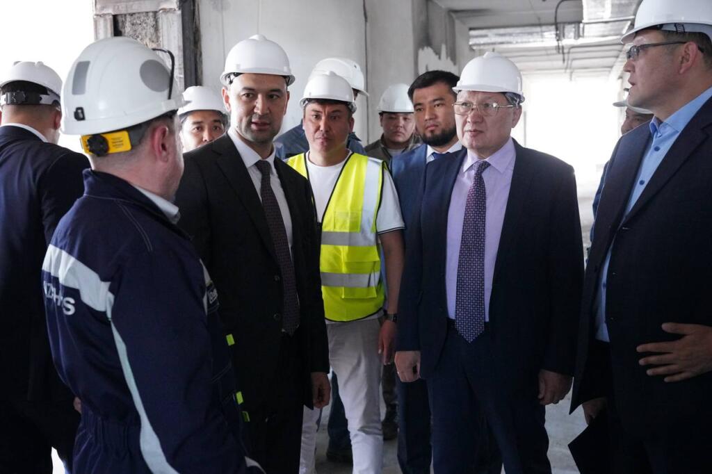 Руслан Өскенәлі проверил качество и темпы реализации социальных проектов в Жезказгане