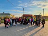 В Уркере молодежь и пожилые жители вместе позанимались спортом на одной площадке