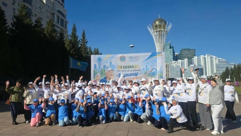 Около 100 пожилых жителей столицы приняли участие в спортивном флешмобе