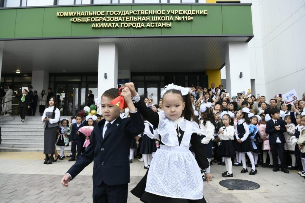 В школах Астаны прошли первые классные часы ко Дню знаний