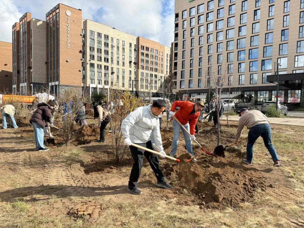 «Таза Қазақстан»: в районе Нура высадили порядка 400 деревьев