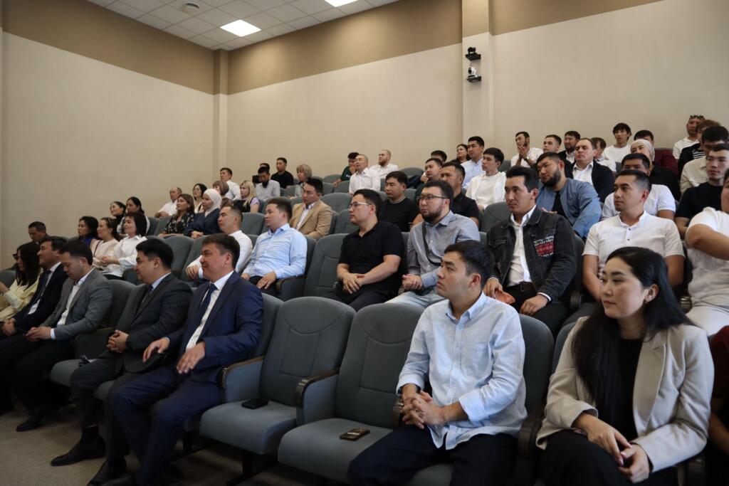 Иллюстрация — Более 100 работников «Казахмыса» получили возможность совмещать работу и обучение в Университете Ұлытау