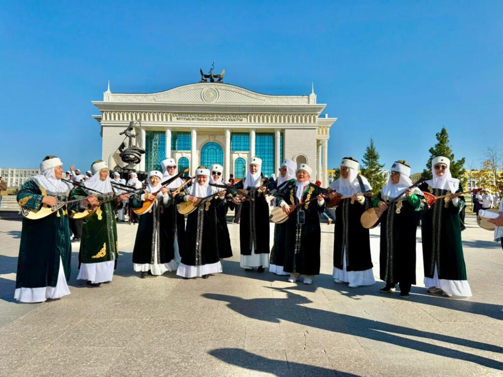Белсенді өмір, ұлттық өнер және достық: Астанада қарттар арасында ауданаралық флешмоб өтті