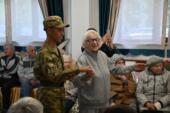 Военнослужащие поздравили представителей старшего поколения с Днем пожилых людей