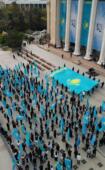 Тысяча молодых алматинцев приняли участие во флешмобе ко Дню Республики