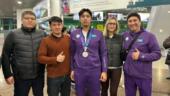 Серебряного призера Азиатских игр по водному поло торжественно встретили в столичном аэропорту