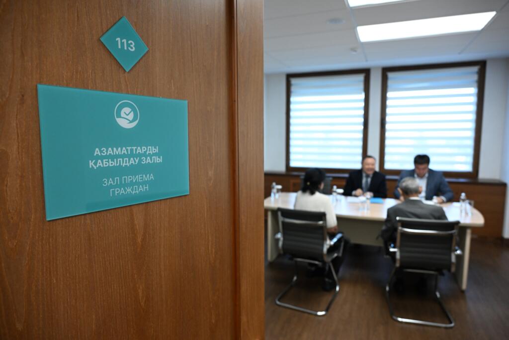 Заместитель акима Алматы Абзал Нукенов провел очередной приём граждан