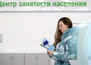 RYAZAN, RUSSIA - DECEMBER 17, 2018: A young visitor at the newly opened public employment agency in the city of Ryazan; the new agency is run by the government of Ryazan Region. Alexander Ryumin/TASS

–осси€. –€зань. ƒевушка в многофункциональном центре зан€тости населени€ –€занской области. јлександр –юмин/“ј——