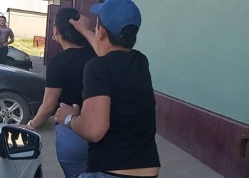 Мужчина бил и таскал за волосы жену на улице в Шымкенте