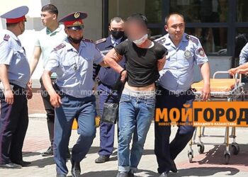 В центре Уральска мужчина порезал себе горло