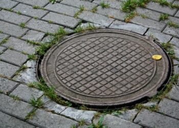 Люк колодца. Optimizm.kz