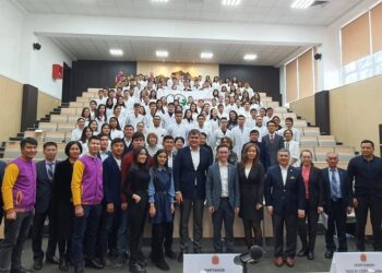 Елжан Биртанов с врачами. Optimism.kz