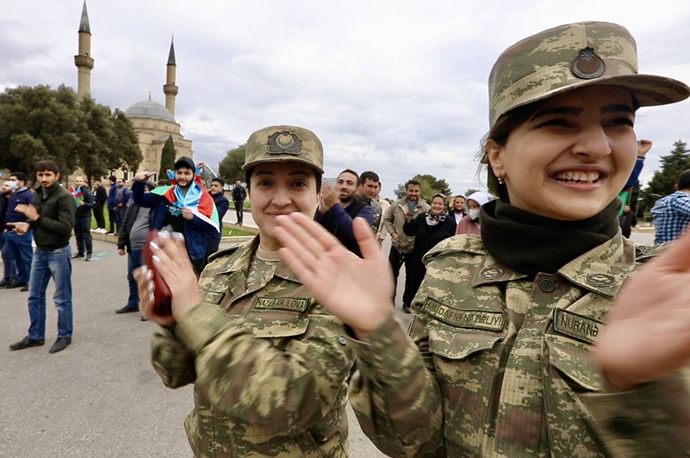 Иллюстрация — Люди радуются. Как выглядит Азербайджан после заявления по Карабаху