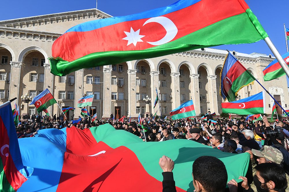 Иллюстрация — Люди радуются. Как выглядит Азербайджан после заявления по Карабаху