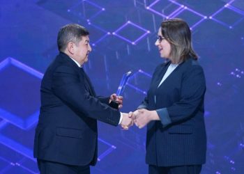 Акылбек Жапаров награждает Анну Максимову.