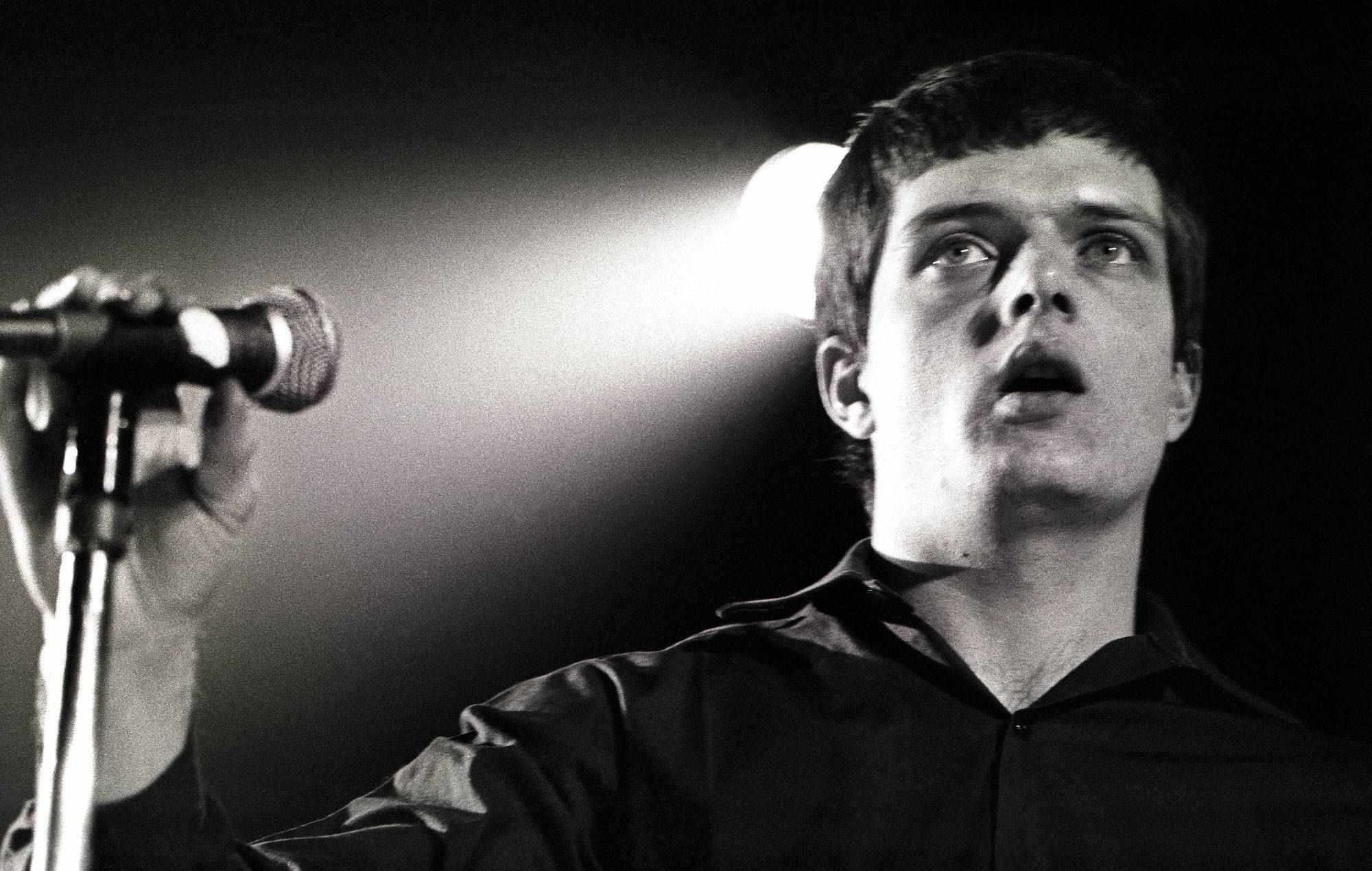 Ian curtis. Иэн Кертис. Йен Джой дивижн. Joy Division йен Кертис. Joy Division вокалист.