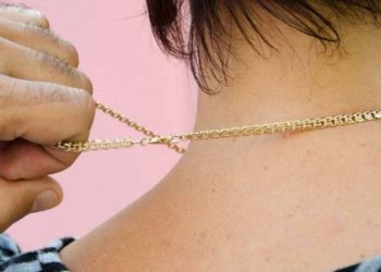 Грабитель сорвал золотую цепочку с шеи жительницы Тараза