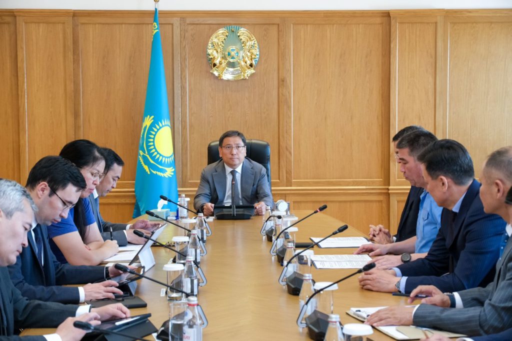 В Алматы состоялось расширенное заседание городской комиссии по вопросам противодействия коррупции В Карту коррупционных рисков Алматы вошла 7-ая сфера: предпринимательства В Алматы под председательством акима Ерболата Досаева состоялось расширенное заседание Алматинской городской комиссии по вопросам противодействия коррупции. Организаторами мероприятия выступили Акимат города и Антикоррупционная служба. В ходе заседания участники обсудили основные проблемы, с которыми сталкиваются люди, проживающие здесь, и которые сопряжены с коррупцией. Так, в своем докладе руководитель городского антикоррупционного ведомства Асхат Оразхан отметил, что с начала года в Карту коррупционных рисков мегаполиса включена 7-ая сфера - предпринимательства. «Карта указывает о наличии серьезных проблем в сфере предпринимательства, требующих своего системного решения. На сегодня в рамках превентивной работы, защищены права более 2700 предпринимателей и решены 17 кейсов», - подчеркнул Асхат Оразхан. Необходимо отметить, что в Карте отражаются еще 6 сфер: строительство и жилье, экономика и финансы, экология, земля, фискальная и социальная сферы. В настоящее время уполномоченными органами проводится выработка и реализация совместных и согласованных действий, направленных на противодействие коррупции во всех сферах, указанных в Карте. Также, в целях недопущения административных барьеров для граждан, повышения уровня доверия в акимате города действует фронт-офис «Ашық әкімдік», основной целью которого является решение вопроса «здесь и сейчас». По итогам заседания аким города Ерболат Досаев поручил руководителям госорганов постоянно вести превентивную работу, а также призвал усилить межведомственное взаимодействие для более эффективной реализации антикоррупционной политики.