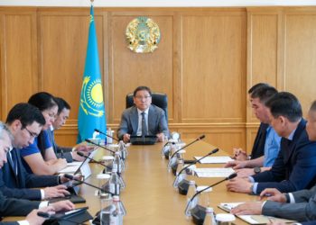 В Алматы состоялось расширенное заседание городской комиссии по вопросам противодействия коррупции В Карту коррупционных рисков Алматы вошла 7-ая сфера: предпринимательства В Алматы под председательством акима Ерболата Досаева состоялось расширенное заседание Алматинской городской комиссии по вопросам противодействия коррупции. Организаторами мероприятия выступили Акимат города и Антикоррупционная служба. В ходе заседания участники обсудили основные проблемы, с которыми сталкиваются люди, проживающие здесь, и которые сопряжены с коррупцией. Так, в своем докладе руководитель городского антикоррупционного ведомства Асхат Оразхан отметил, что с начала года в Карту коррупционных рисков мегаполиса включена 7-ая сфера - предпринимательства. «Карта указывает о наличии серьезных проблем в сфере предпринимательства, требующих своего системного решения. На сегодня в рамках превентивной работы, защищены права более 2700 предпринимателей и решены 17 кейсов», - подчеркнул Асхат Оразхан. Необходимо отметить, что в Карте отражаются еще 6 сфер: строительство и жилье, экономика и финансы, экология, земля, фискальная и социальная сферы. В настоящее время уполномоченными органами проводится выработка и реализация совместных и согласованных действий, направленных на противодействие коррупции во всех сферах, указанных в Карте. Также, в целях недопущения административных барьеров для граждан, повышения уровня доверия в акимате города действует фронт-офис «Ашық әкімдік», основной целью которого является решение вопроса «здесь и сейчас». По итогам заседания аким города Ерболат Досаев поручил руководителям госорганов постоянно вести превентивную работу, а также призвал усилить межведомственное взаимодействие для более эффективной реализации антикоррупционной политики.