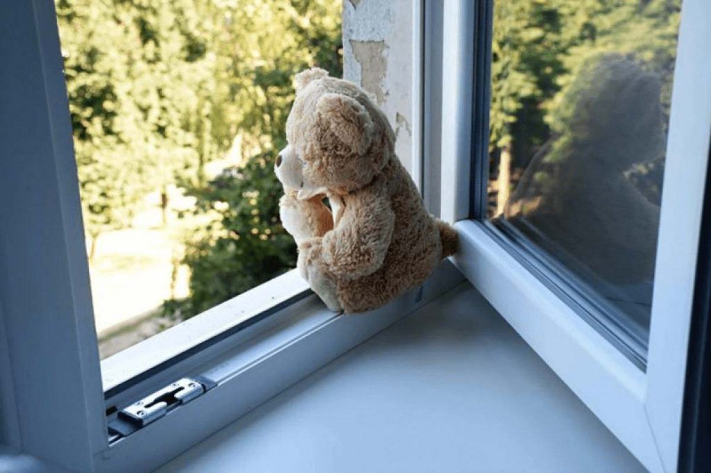 3-летняя девочка выпала из окна четвертого этажа в Косши