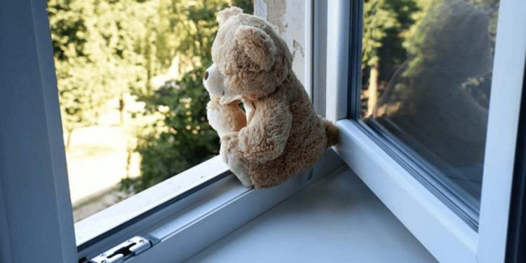 3-летняя девочка выпала из окна четвертого этажа в Косши