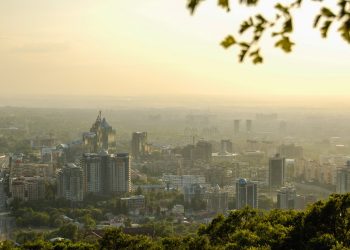 В Алматы ограничили въезд и выезд в объект предпринимательской деятельности 