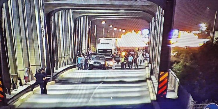 Спрыгнуть с моста не дали молодому парню полицейские ЗКО