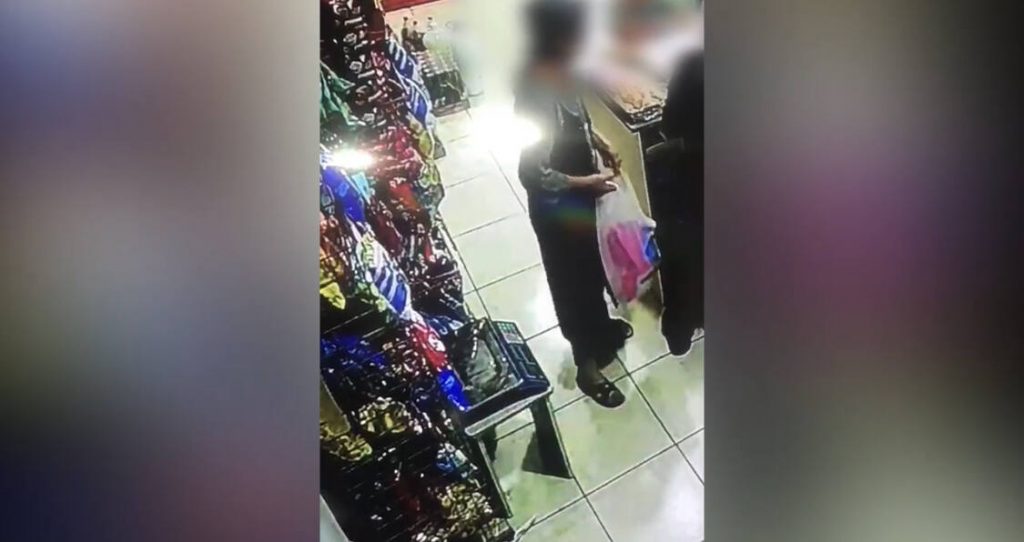Кража смартфона продавщицы попала на видео в Шымкенте