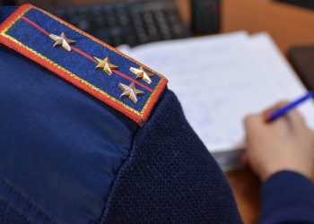 Незаконную установку рекламы на авто выявляют полицейские Алматы