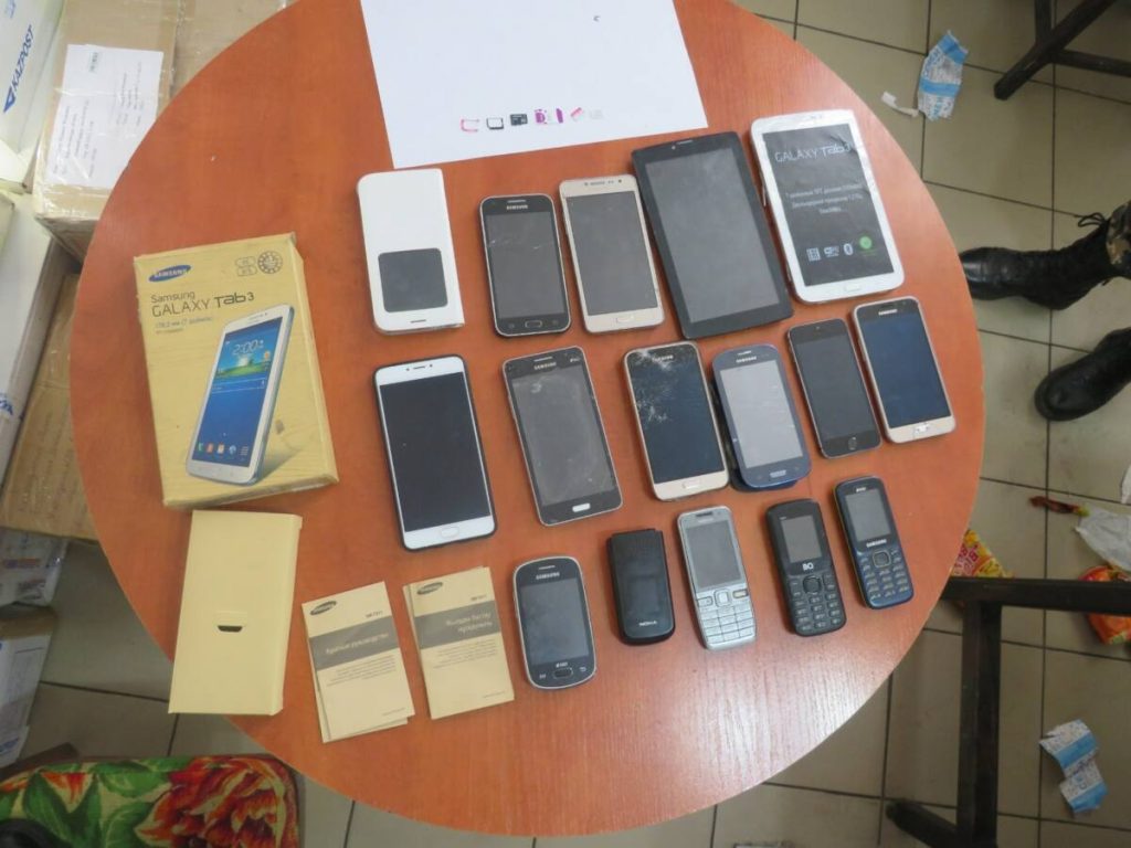 14 телефонов и 2 планшета пыталась передать осужденному-супругу карагандинка