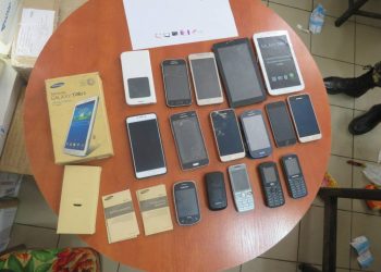 14 телефонов и 2 планшета пыталась передать осужденному-супругу карагандинка