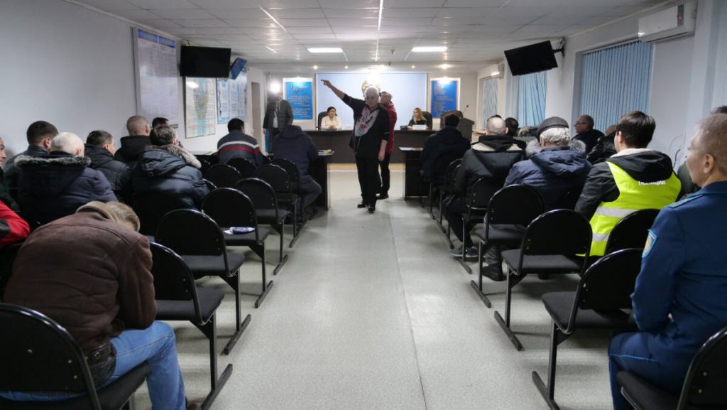 Экскурсию в спецприемник организовали семейным дебоширам полицейские СКО