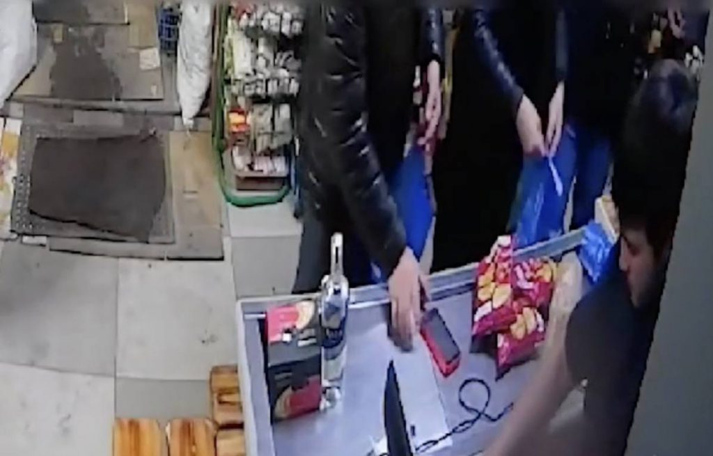 Акмолинец похитил из магазина терминал, приняв его за телефон