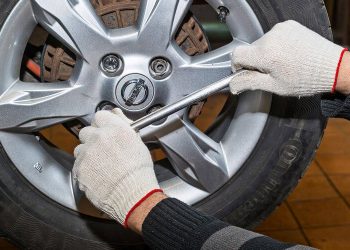 Колеса с припаркованного авто снял житель столицы