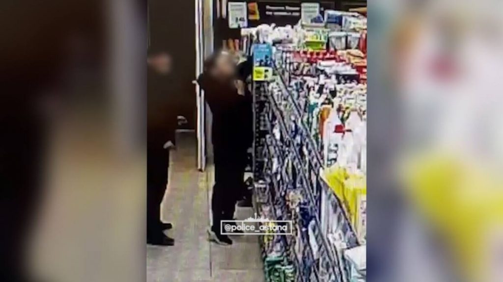 Кражу гигиенических средств из супермаркета зафиксировала камера в Астане