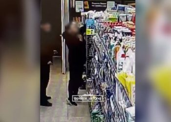 Кражу гигиенических средств из супермаркета зафиксировала камера в Астане