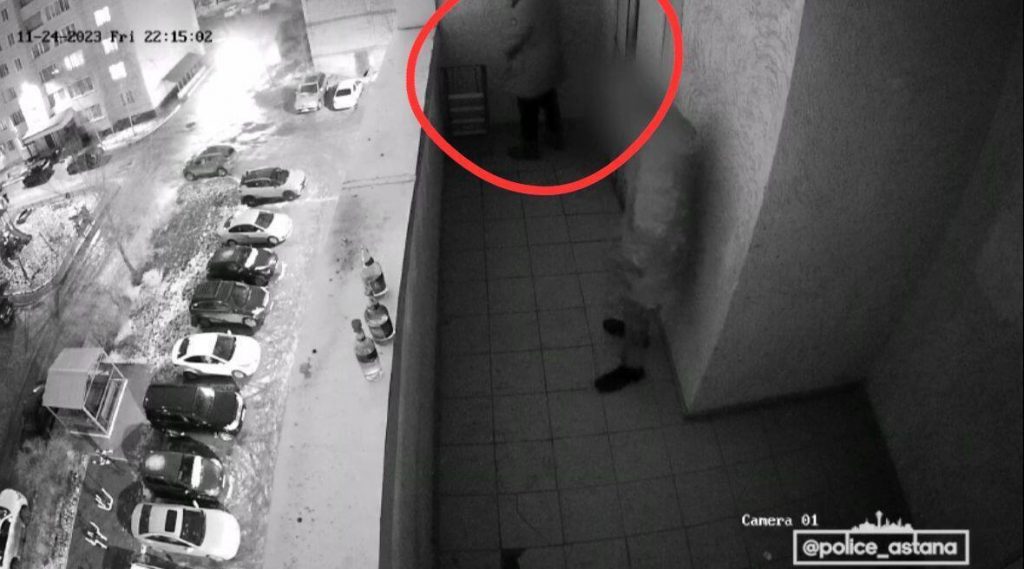 Мужчина справил нужду на открытом балконе подъезда в Астане