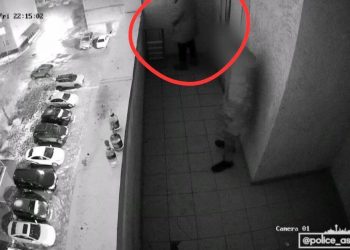 Мужчина справил нужду на открытом балконе подъезда в Астане