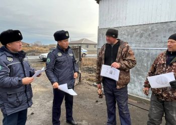 Начальник районной полиции вместе с подчиненными проводил подворные обходы в СКО