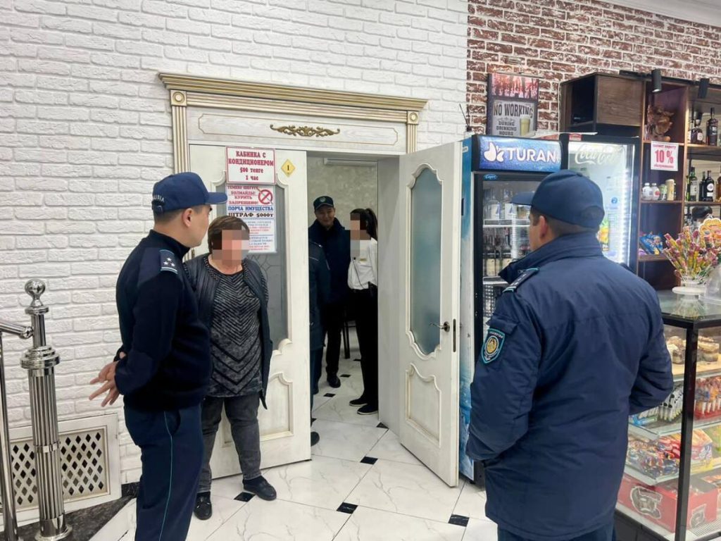 Почти 30 несовершеннолетних официантов выявили ночью в заведениях Шымкента