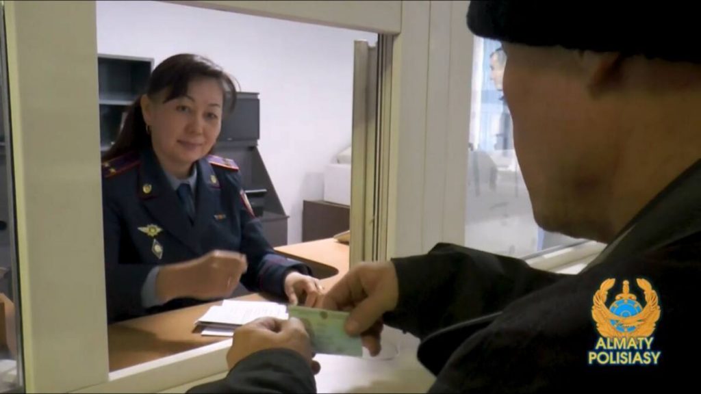 Получить документы помогли полицейские 51-летнему алматинцутинцу