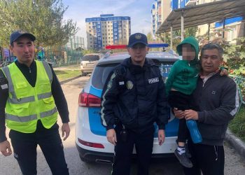 Пропавшего мальчика с аутизмом вернули семье полицейские Шымкента
