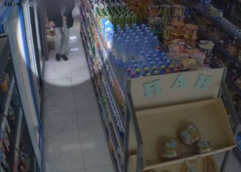 Спрятал за пояс: наглый вор попал на камеру в Шымкенте