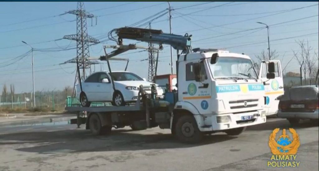 Toyota на подложных номерах разъезжала по Алматы