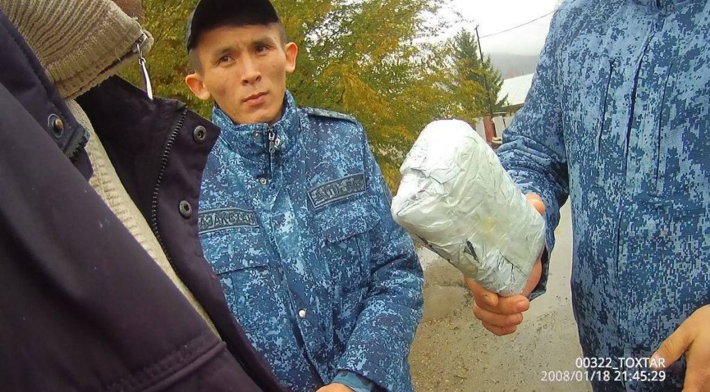 Три телефона и SIM-карту пытались перебросить в колонию ВКО